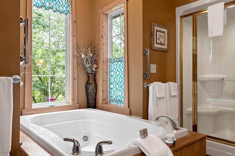 Magnolia Cabin bathroom shower and tub