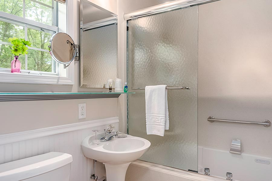 Maple Cabin bath