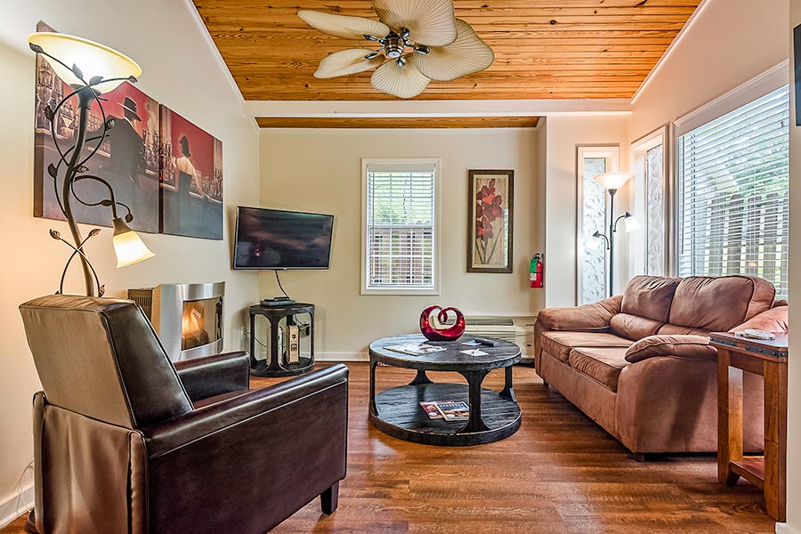 Maple Cabin living room