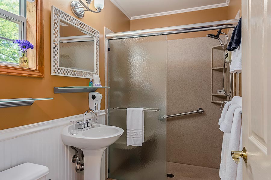 Walnut Cabin downstairs bathroom