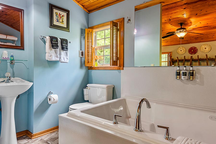 Walnut Cabin loft bathroom tub